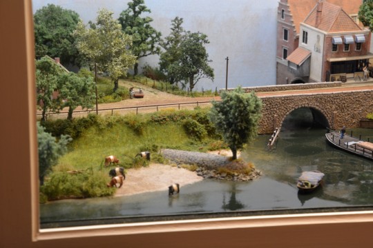 Gezicht op een dorp aan de rivier, Ne