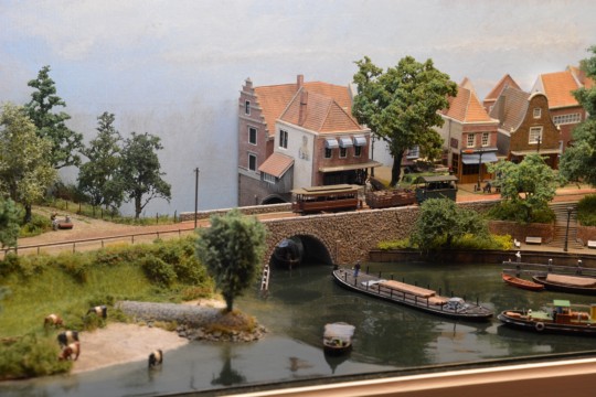 Gezicht op een dorp aan de rivier, Ne