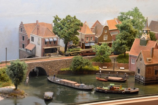 Gezicht op een dorp aan de rivier, Ne