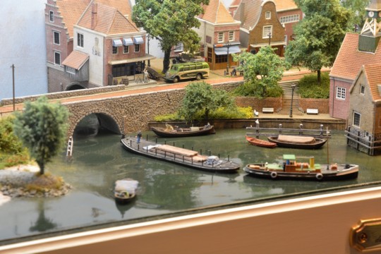 Gezicht op een dorp aan de rivier, Ne