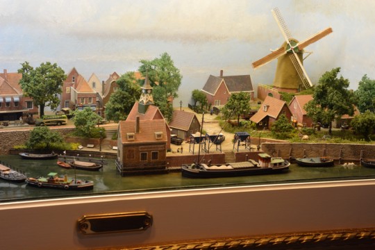 Gezicht op een dorp aan de rivier, Ne