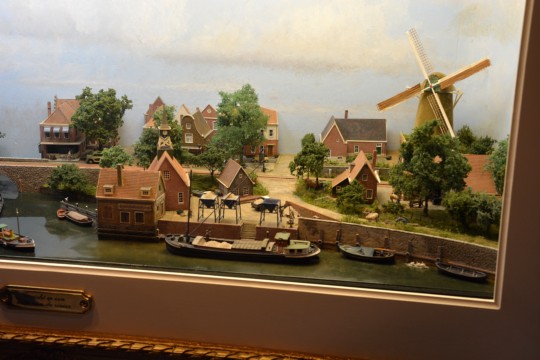 Gezicht op een dorp aan de rivier, Ne