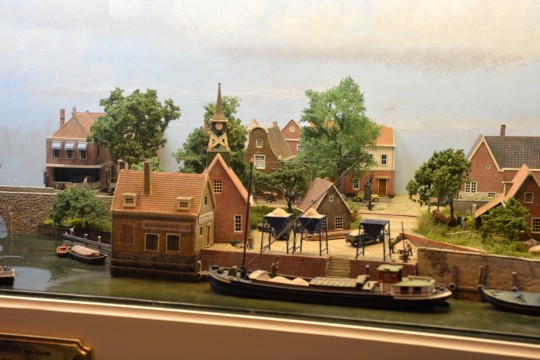 Gezicht op een dorp aan de rivier, Ne