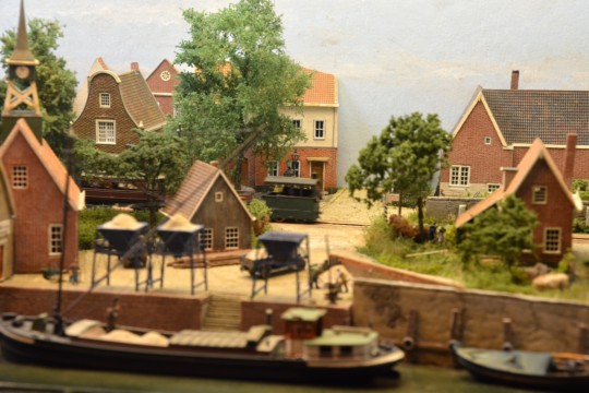 Gezicht op een dorp aan de rivier, Ne